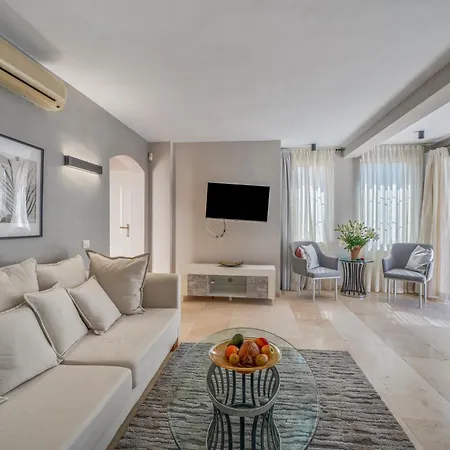 La Caleta Seaside With Pool Villa