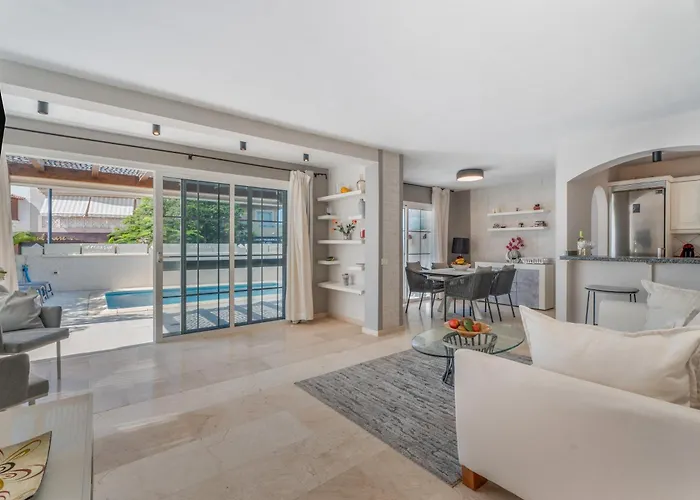 La Caleta Seaside With Pool Villa *