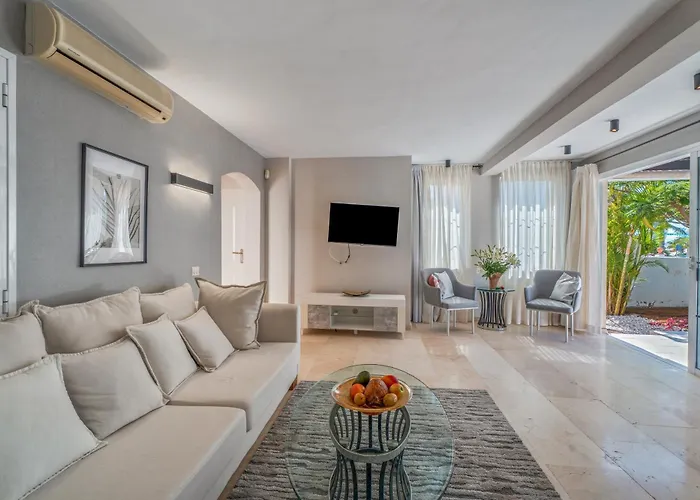 La Caleta Seaside With Pool Villa